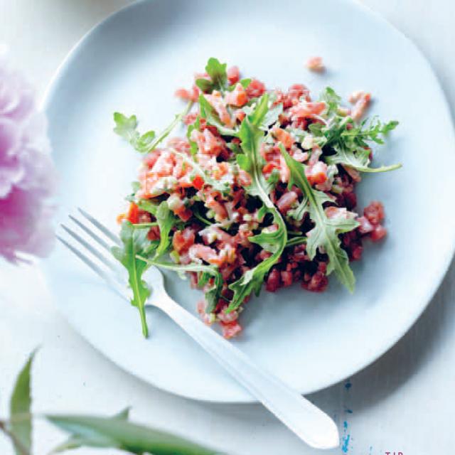 tartaar van tomaat rund en truffelfrietjes